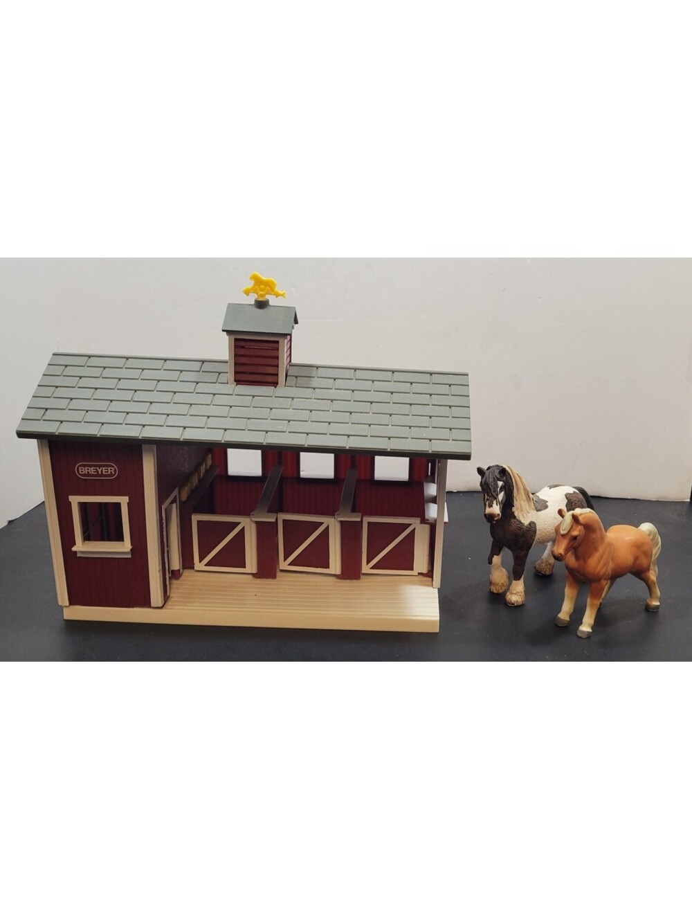 Breyer Stablemate Animal Creations Stable & Two Horses. No Accessories *Read